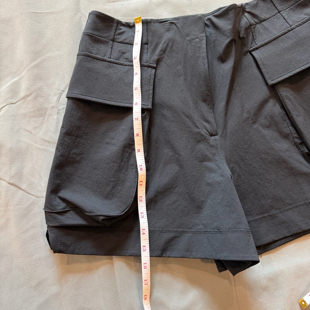 Lululemon Relaxed-Fit Super-High-Rise Cargo Short 4" Black Size 10 - Picture 10 of 15